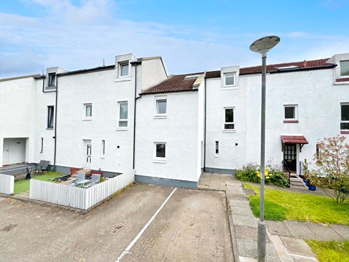 4 Bedroom Town House For Sale In Mains River, Erskine, PA8