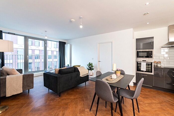 2 Bedroom Flat To Rent In Block A, Oldham Road, M4