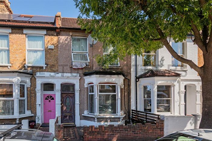 2 Bedroom Flat To Rent In Forest Road, Forest Gate, E7