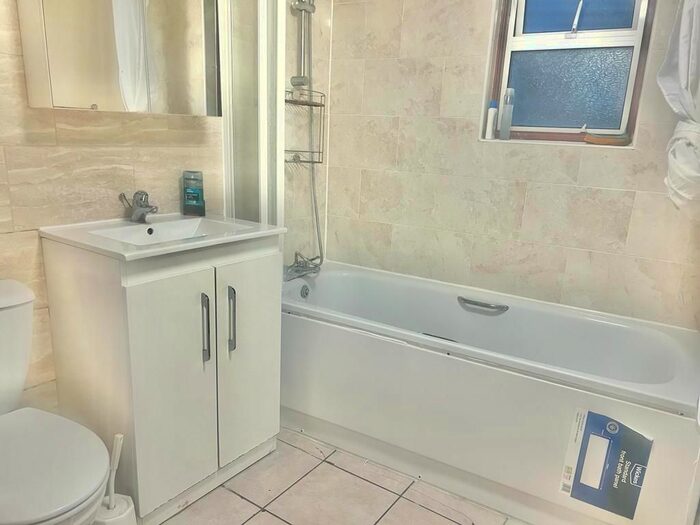 3 Bedroom Flat To Rent In Stockwell Green, London, SW9