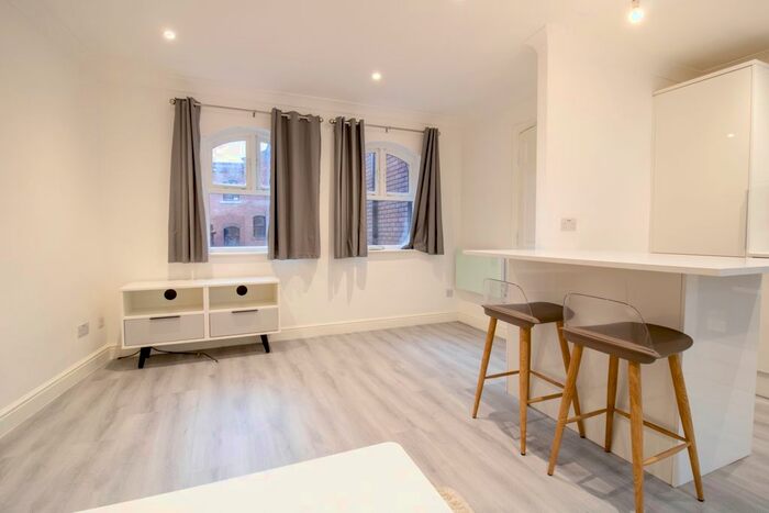 2 Bedroom Flat To Rent In Riverside Court, Leeds, LS1