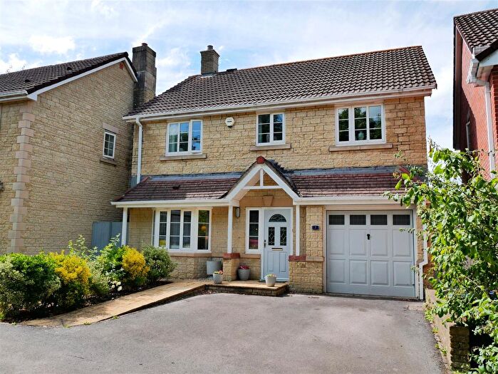 4 Bedroom Detached House For Sale In Thatcham Close, Calne, SN11