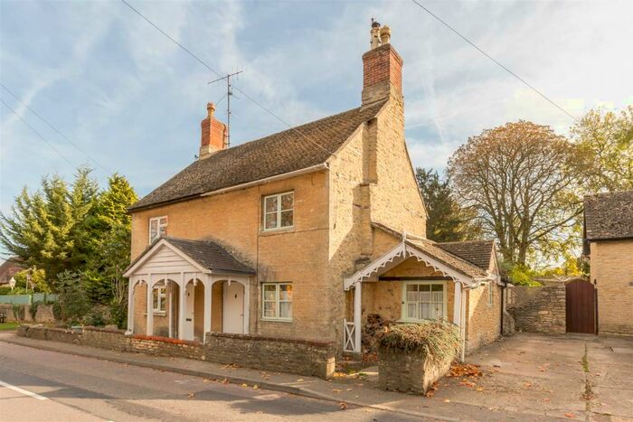 3 Bedroom Semi-Detached House For Sale In Bicester Road, Middleton Stoney, OX25