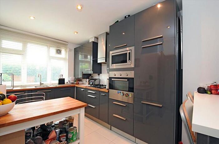 4 Bedroom Maisonette To Rent In Cooks Road, London, SE17