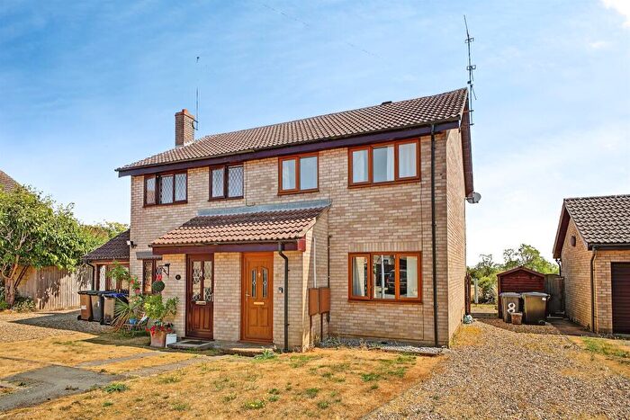3 Bedroom Semi-Detached House For Sale In Windsor Close, Long Buckby, Northampton, NN6