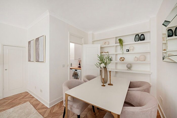 2 Bedroom Flat For Sale In De Vere Mews, Kensington, London, W8