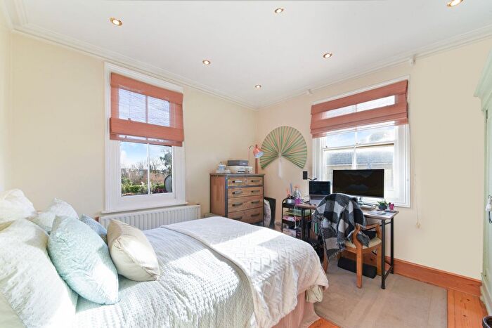 2 Bedroom Flat To Rent In Queens Road, Wimbledon, London, SW19