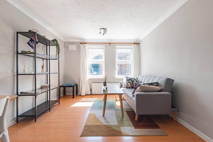 1 Bedroom Flat For Sale In Valmar Road, London, SE5