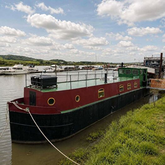 1 Bedroom Houseboat For Sale In Station Road, Rochester, ME2