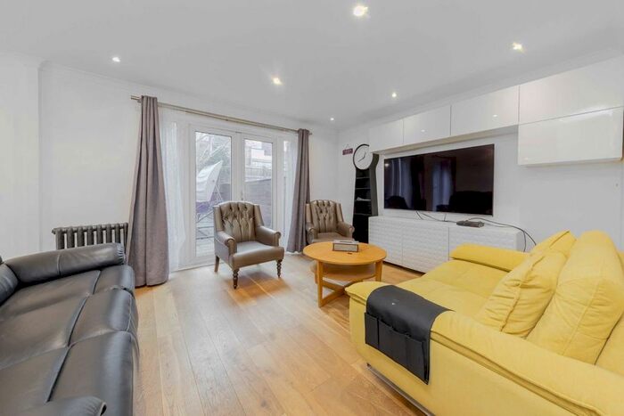 4 Bedroom Property To Rent In Cumming Street, London, N1