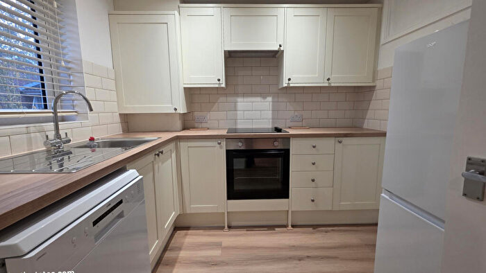 2 Bedroom Flat To Rent In Shurland Avenue, East Barnet, EN4