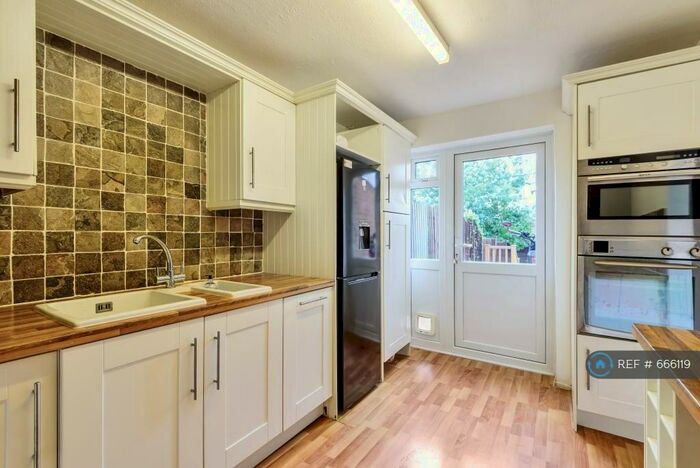 2 Bedroom Bungalow To Rent In Barnfield Road, Orpington, BR5