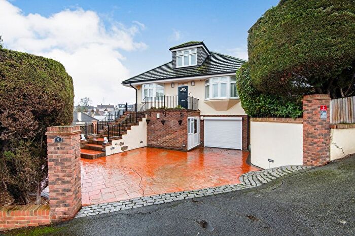 4 Bedroom Detached House For Sale In Lesney Park, Erith, DA8