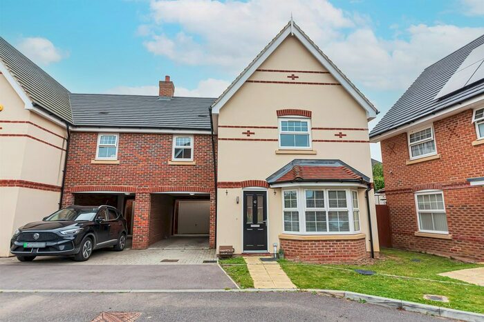 4 Bedroom Link Detached House To Rent In Firethorn, Shinfield, Reading, RG2