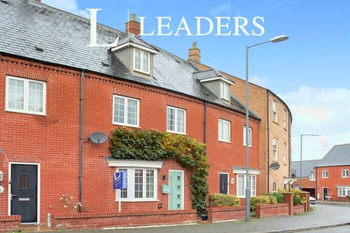 3 Bedroom Town House To Rent In Needlepin Way, Buckingham, MK18