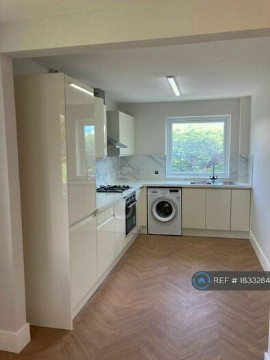 2 Bedroom Flat To Rent In Holly Court, London, SE26
