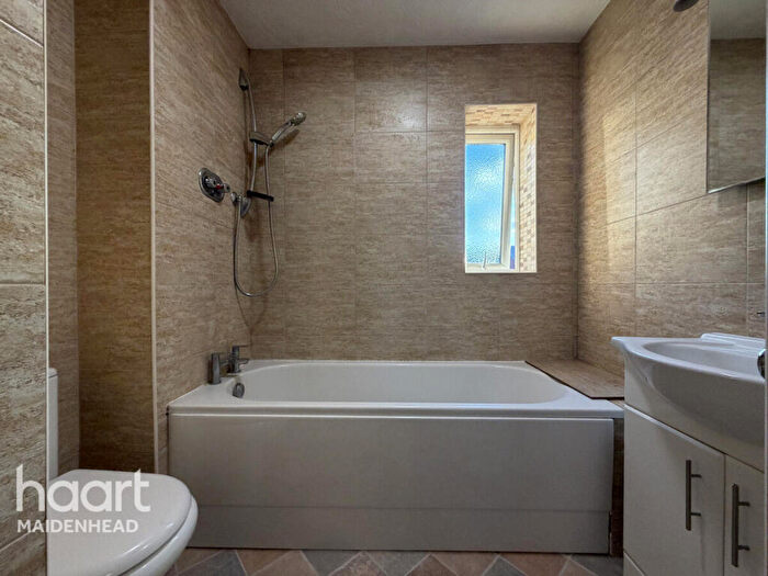 2 Bedroom Apartment To Rent In Littlebrook Avenue, Slough, SL2