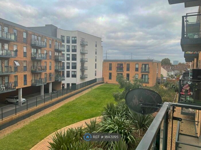 2 Bedroom Flat To Rent In Cork House, London, SW19