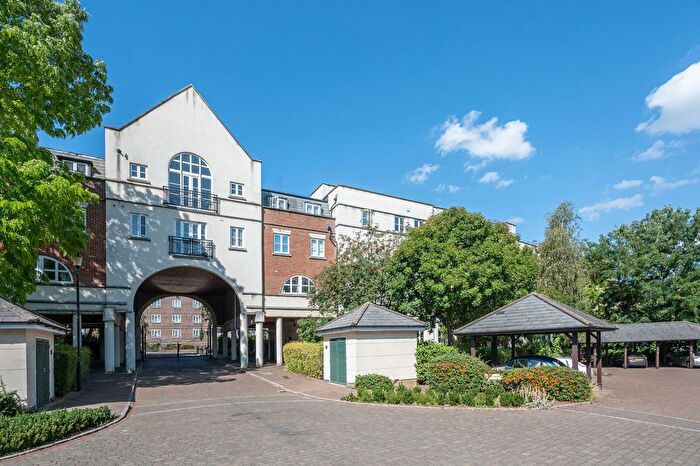 2 Bedroom Flat For Sale In Bascombe Street, Brockwell Park, London, SW2