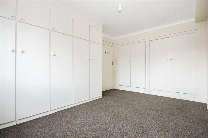 3 Bedroom Flat To Rent In Streatham High Road, London, SW16