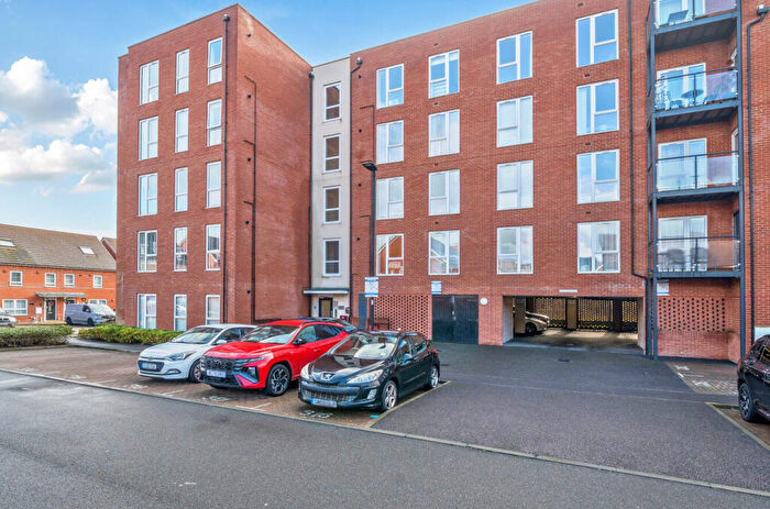 2 Bedroom Flat For Sale In Lambert Court, Strong Drive, RG21