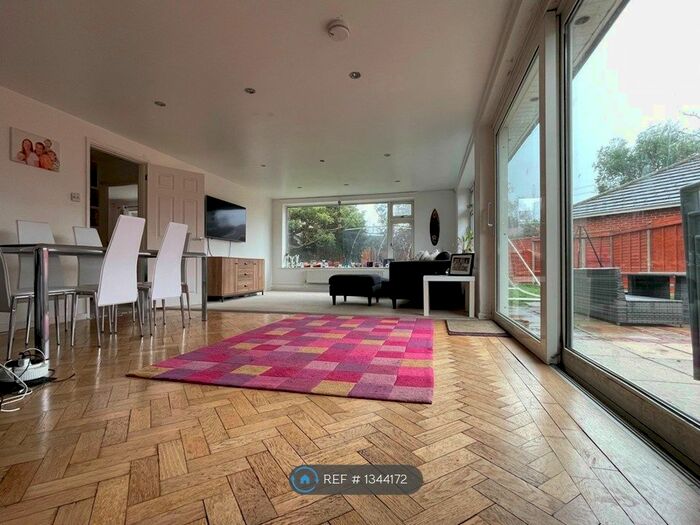 4 Bedroom Detached House To Rent In West Road, Southampton, SO45