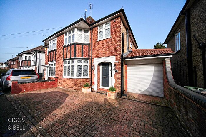 3 Bedroom Semi Detached House For Sale In Luton, Bedfordshire, LU3