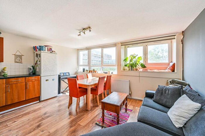 4 Bedroom Flat To Rent In Yelverton Road, Battersea, London, SW11