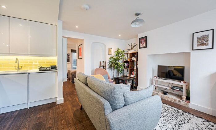 1 Bedroom Flat To Rent In Clapham Road, SW9