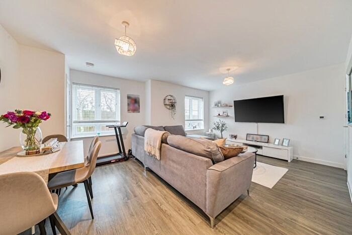 1 Bedroom Flat For Sale In Orchard Farm Avenue, East Molesey, Surrey, KT8