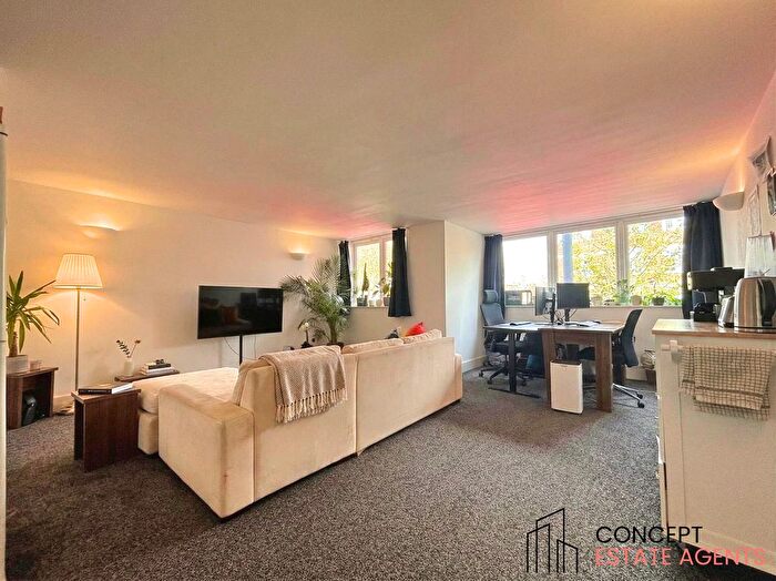 2 Bedroom Flat To Rent In Oak Place, East Hill, Wandsworth, SW18