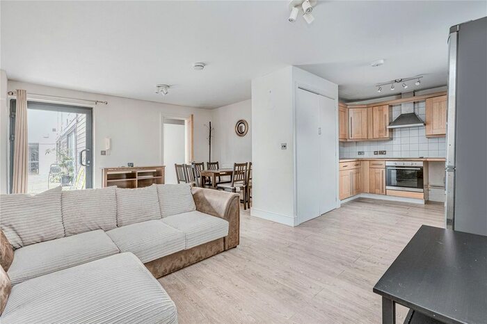2 Bedroom Flat To Rent In St. John's Hill, Battersea, SW11