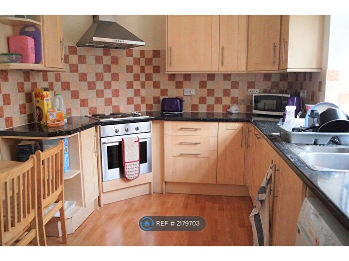 3 Bedroom Flat To Rent In Golders Court, London, NW11