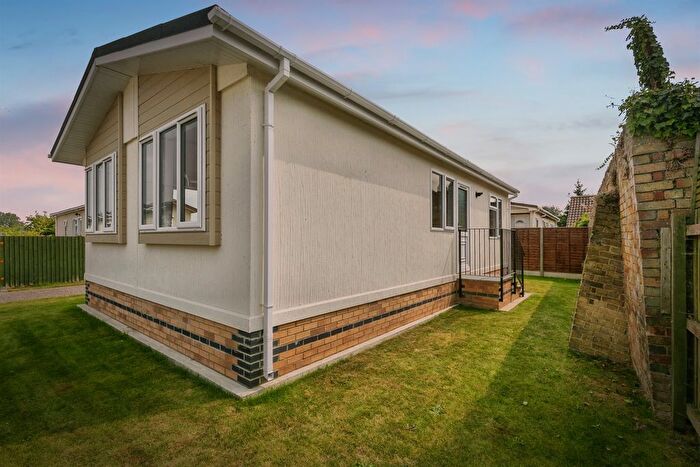 2 Bedroom Mobile/park Home For Sale In Badgers Holt, Longstanton, Cambridge, CB24