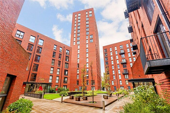 3 Bedroom Flat To Rent In Sillavan Way, Salford, Greater Manchester, M3