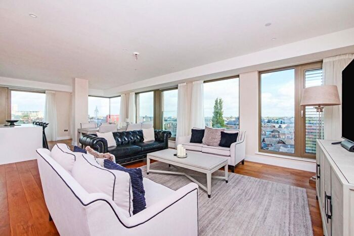 3 Bedroom Flat For Sale In Penthouse, Ryedale House, York, YO1