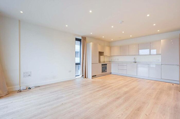2 Bedroom Flat To Rent In Deauville Close, , Canary Wharf, London, E14