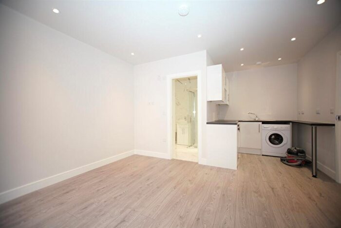 Flat To Rent In Brent Street, Hendon, NW4