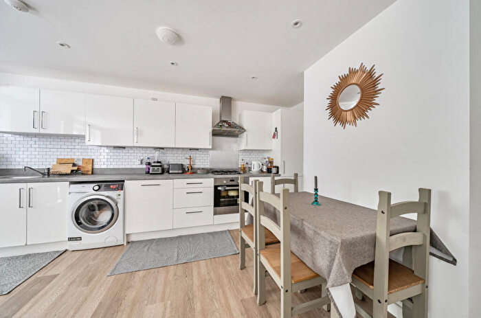 2 Bedroom Apartment For Sale In Station Road North, Merstham, Redhill, RH1
