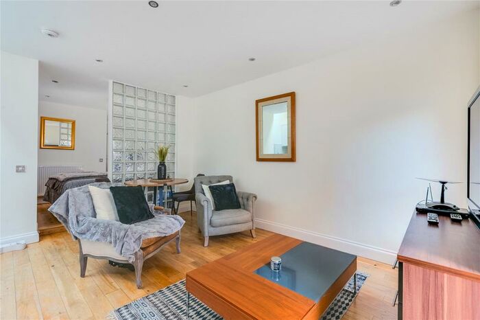 Flat To Rent In Sheen Lane, London, SW14