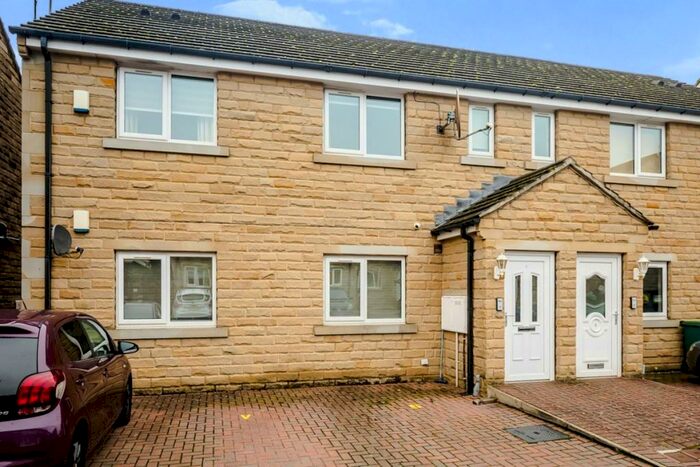 2 Bedroom Apartment To Rent In Hall Garth, Huddersfield, West Yorkshire, HD5