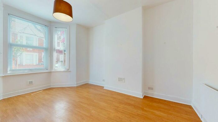 2 Bedroom Ground Flat To Rent In Oaklands Road, NW2