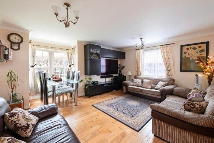 2 Bedroom Flat To Rent In Blackwell Close, London, N21