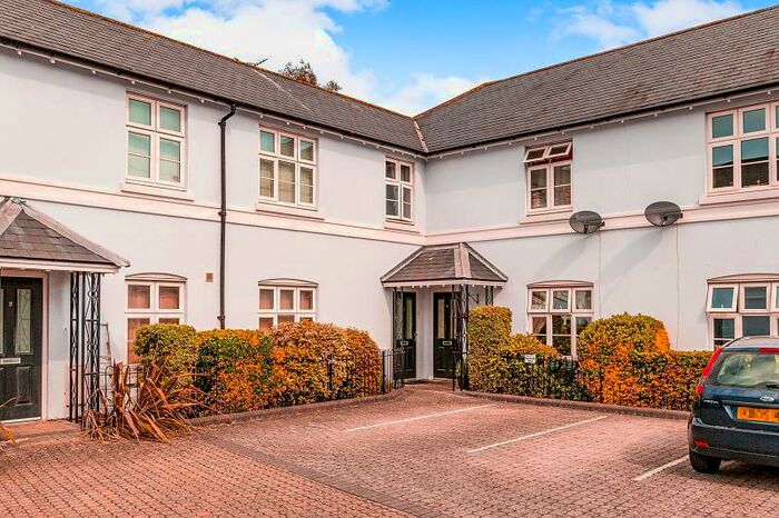 2 Bedroom Property To Rent In Barnard Mews, Worthing, BN14