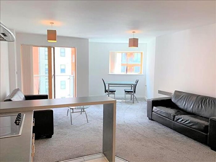 2 Bedroom Flat To Rent In Jefferson Place, Fernie Street, Green Quarter, M4