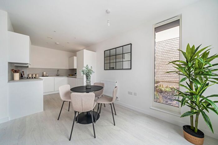 3 Bedroom Flat To Rent In Tern Apartments, Hendon Waterside, London, NW9