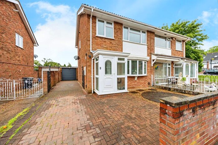 3 Bedroom Semi Detached House For Sale In Stonedale Road, Kempston, Bedford, MK42