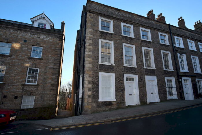 3 Bedroom Flat To Rent In Frenchgate, Richmond, DL10