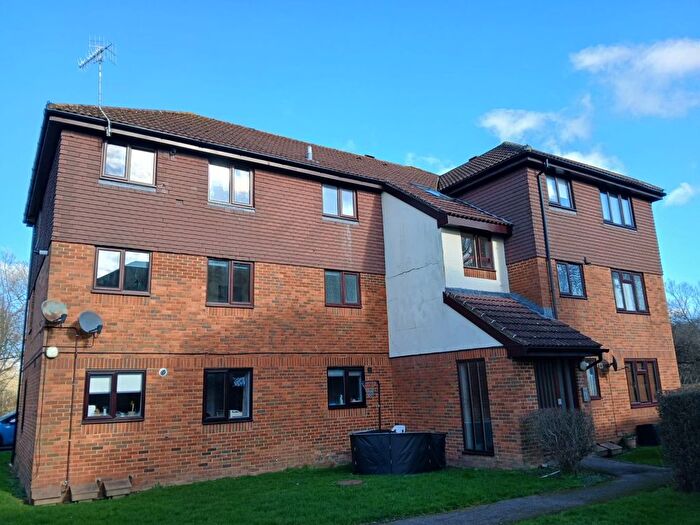 2 Bedroom Flat To Rent In Skipton Way, Horley, RH6