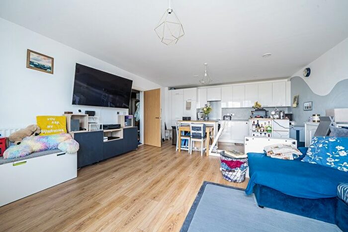 3 Bedroom Flat For Sale In Highbrook House, Barnet, London, N20